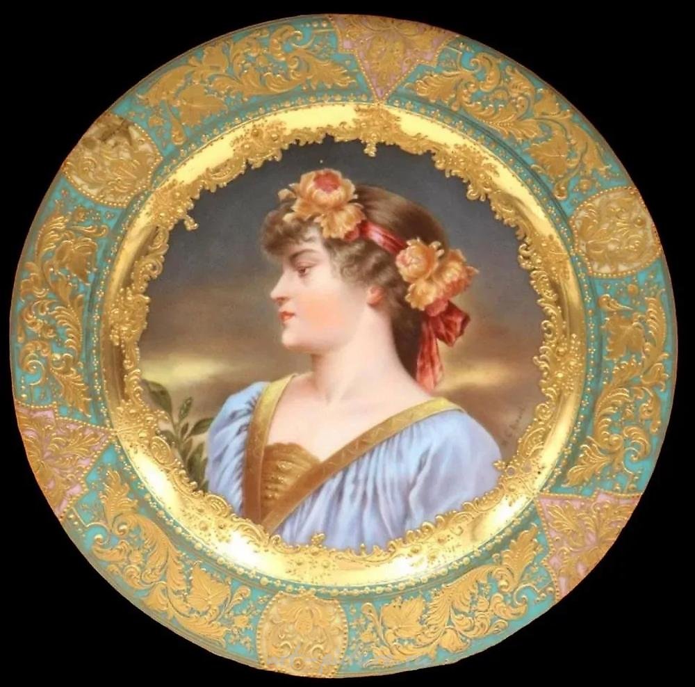 Фарфоровая тарелка "Королевской Вены" с портретом, 1900 год. Оценка: $1,200-1,500.