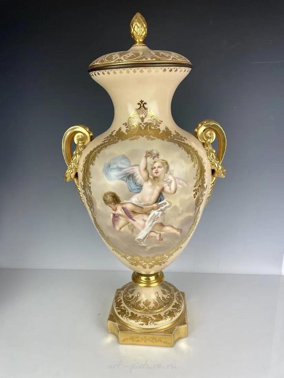 Фарфоровая ваза Royal Vienna- оценка 3 000-4 000 долларов.