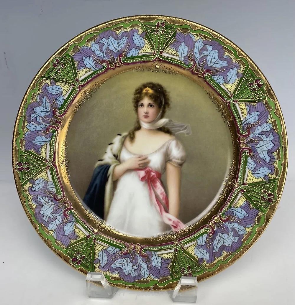 Фарфоровая тарелка в стиле Royal Vienna, около 1900 года, 9 дюймов, хорошее состояние. Оценка: $500-600.