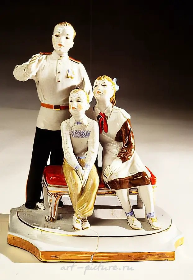 Дети в музее, 1955, фарфор, надглазурная роспись, 20,5х22х17 Находится в галерее "СТАНБЕТ". Москва
