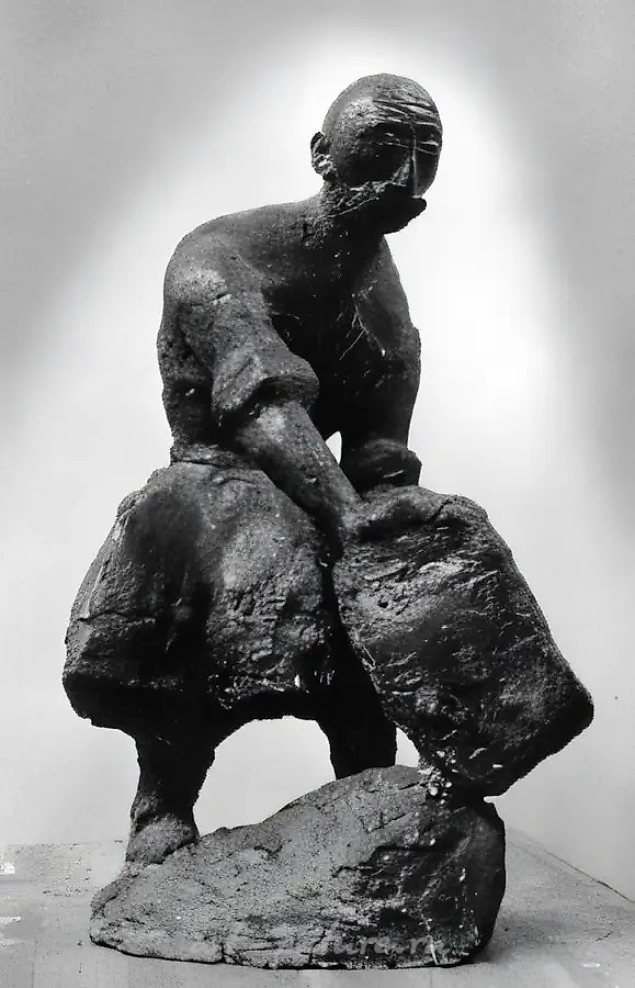 建筑工人,1986年,青铜,80×45×50 作者私藏