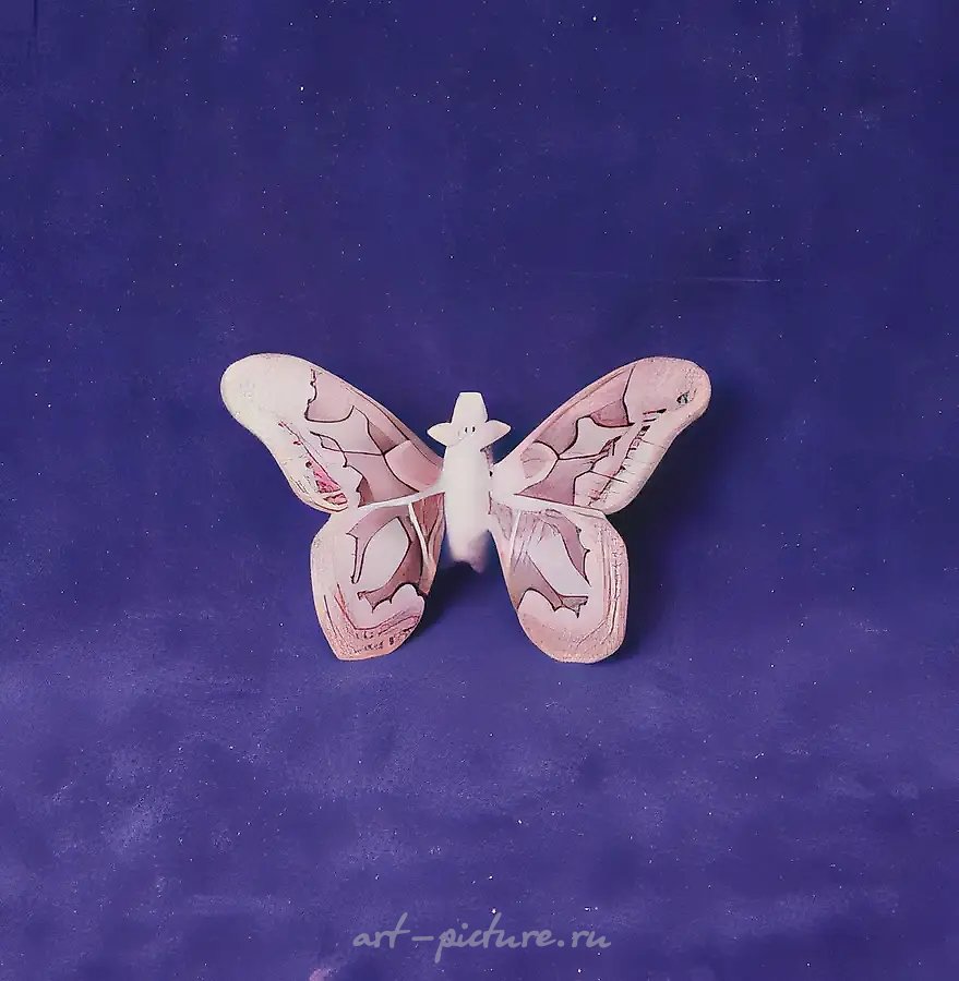 Поросята с крыльями бабочки Rotshildia Iakobi, 1994, фарфор, 4х8,5х14. Собственность автора