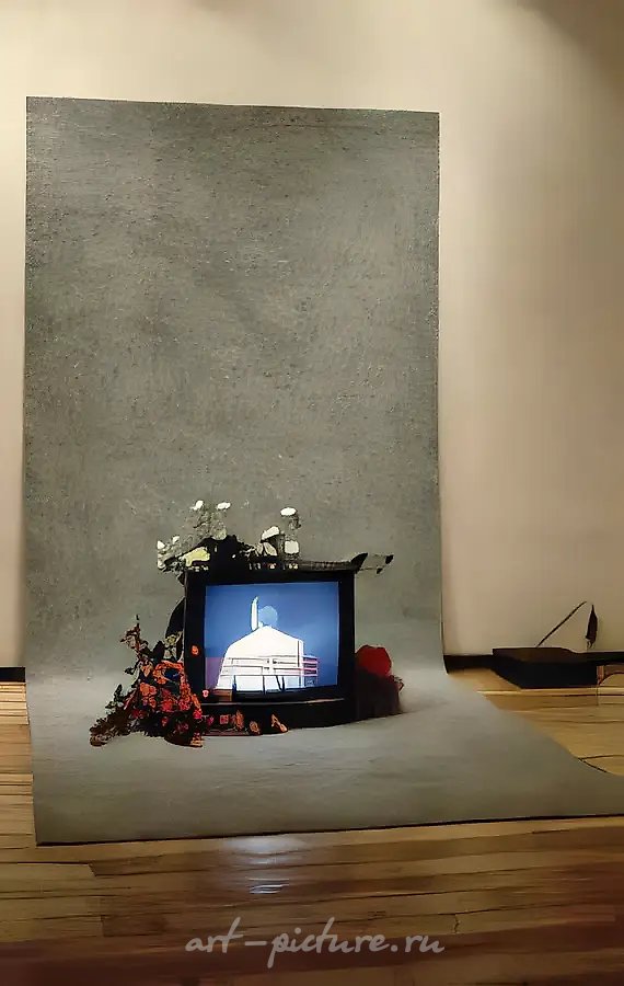 Какистократия, 1994, Монитор, искусственные цветы, ковер, 200 х 200 х 200 см Собственность автора