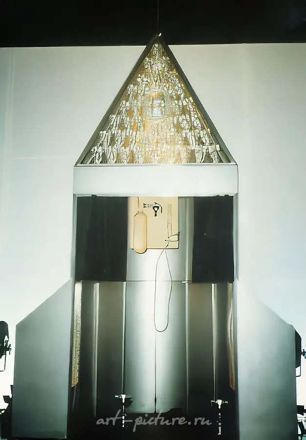 Молитвенная машина, 1992, Металл, дерево, стекло, 200х150х60 см Часть сценического дизайна театра "Нурдунг" NSK(Neue Slovenische Kunst), Любляна, Словения