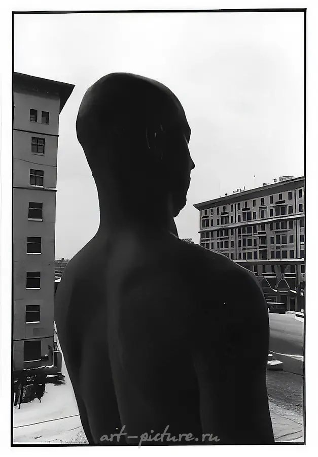 Живой монумент, 1992, ч/б фотография, 60х50 Владелец Р.Бартолайт. Германия. Министерство культуры России