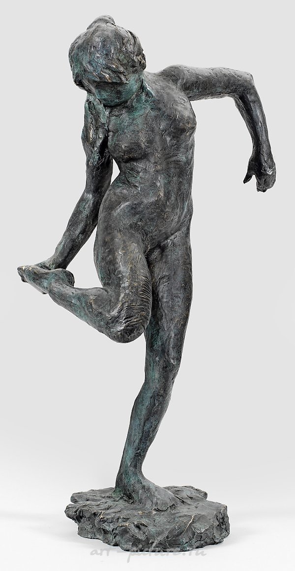爱德华·德加（Edgar Degas）是一位著名的法国艺术家，以他对印象派运动的杰出贡献而闻名。德加于1834年出生在巴黎，从小展示出非凡的艺术才华。他在法国国立高等美术学院接受了正规的艺术训练。