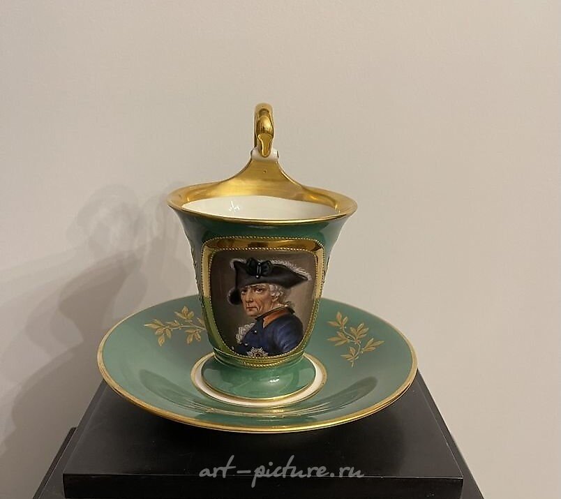 带有弗里德里希大帝图像的茶杯和茶托