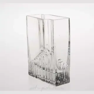 艺术玻璃花瓶，16 x 6.5 x 22 厘米。作者：Tapio Wirkkala，（芬兰）