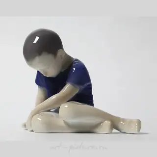 Мальчик, сидящий с опущенной головой