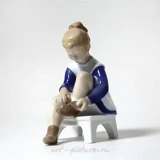 瓷制雕像（小 statuette）玛丽安娜。女孩在系鞋带 Bing Grondahl。