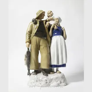 The text translates to: "Fisherman's Family. Denmark, Copenhagen, Bing & Grondahl."