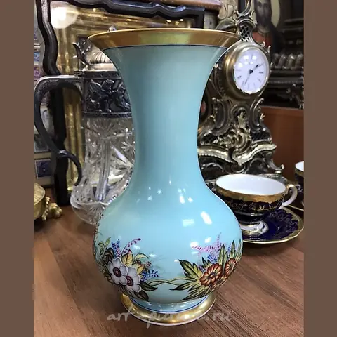 A vase produced by the Imperial Porcelain Factory in St. Petersburg, during the reign of Alexander II (1860-1870).
