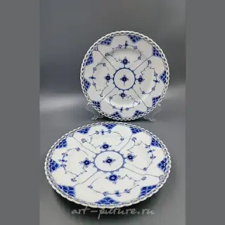 The translation of the text is: "Plate Blue Fluted Full Royal Copenhagen Exclusives."