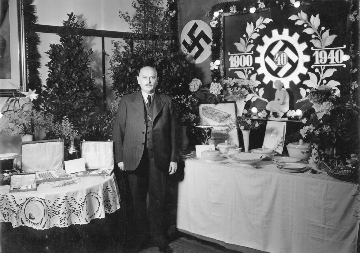  Rosenthal 1940年周年纪念庆祝活动在纳粹党徽下举行。
