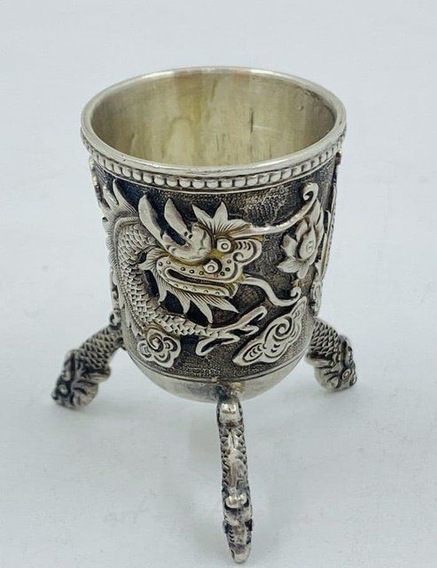 The translation of "Стопка серебряная Дракон" into English is "Silver stack Dragon."