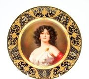 Фарфоровая тарелка с портретом женщины в золоченой рамке от Royal Vienna