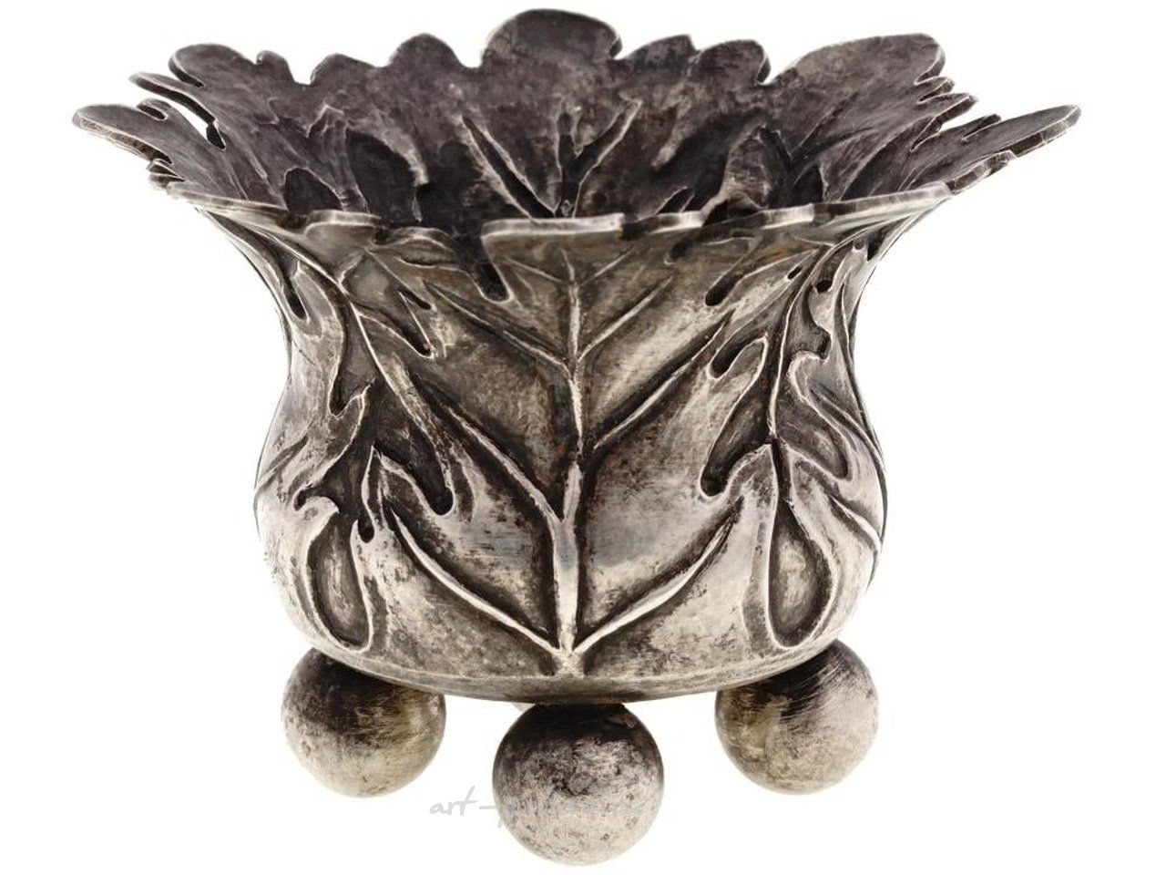 Русское серебро , Подсвечник из серебра с рельефным дизайном листьев дуба