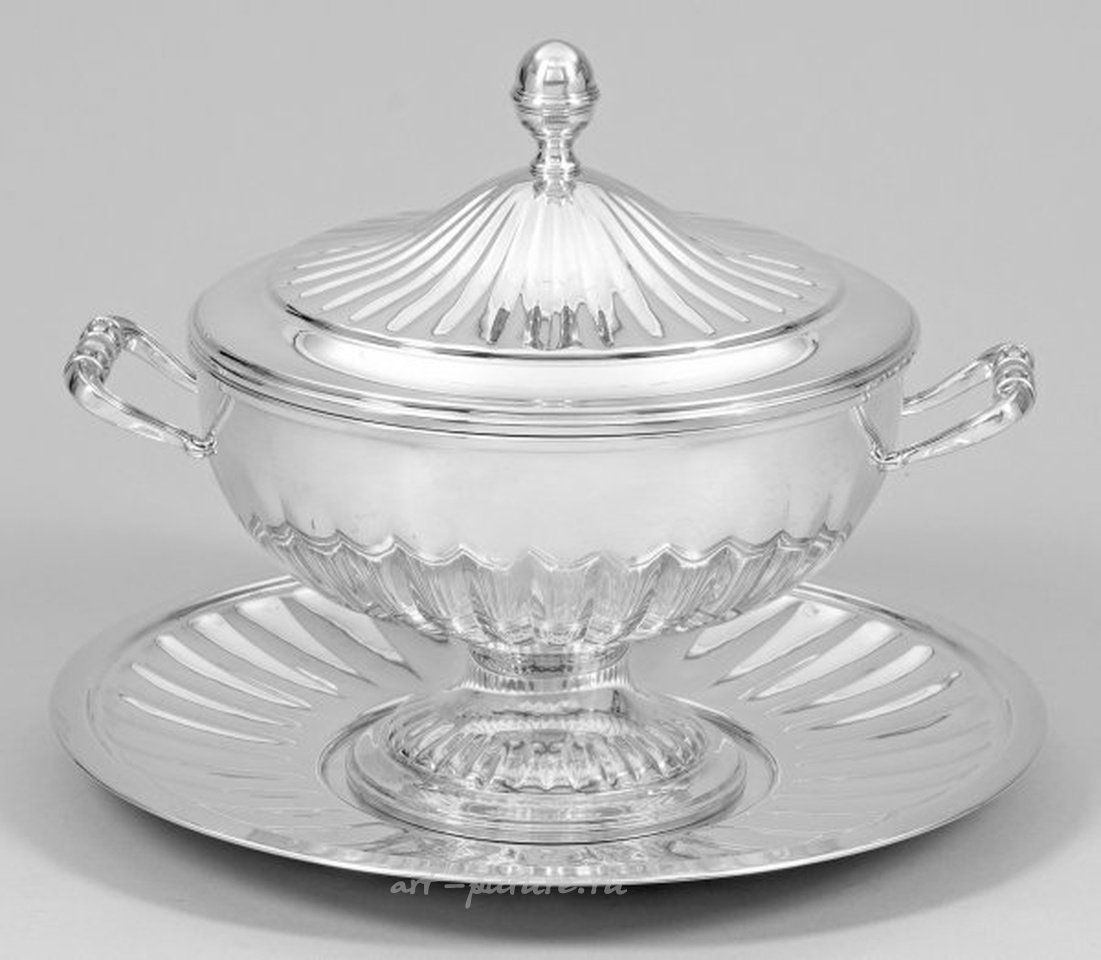 Large covered tureen with presentation stand