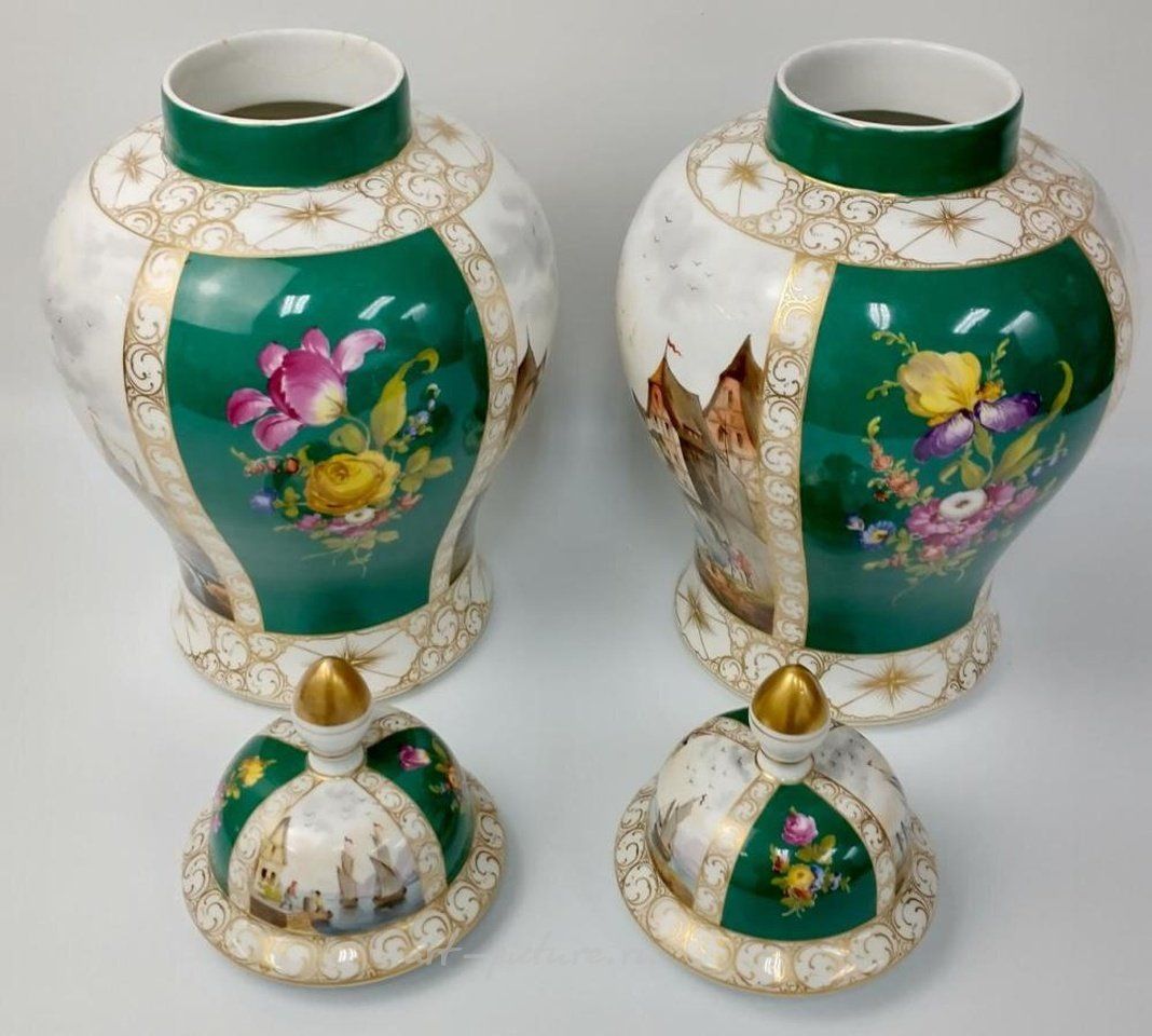 Royal Vienna , Пара стеклянных ваз Royal Vienna 19 века с ручной росписью и крышкой