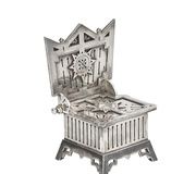 Массивная серебряная солонка-трон с клеймами...