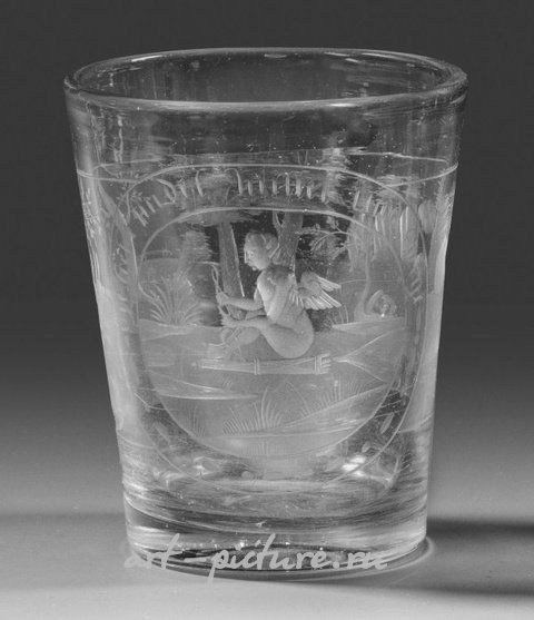 теклянный стакан с богемской гравировкой с изображением Купидона