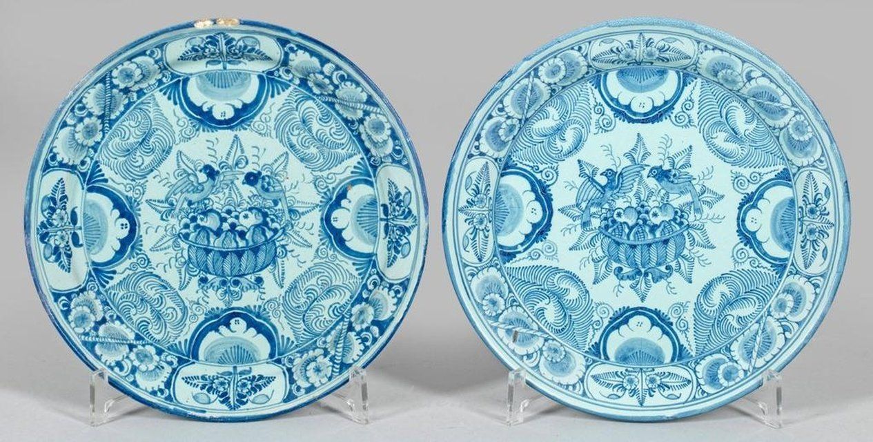 Байройтские тарелки с кобальтово-синей глазурью и росписью.