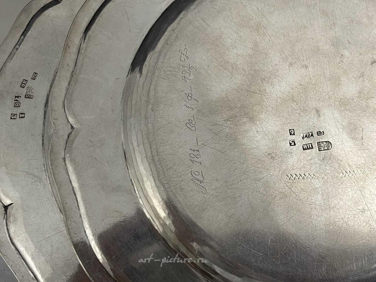 Русское серебро , Пара восемнадцатого века русских серебряных обеденных тарелок с волнистым краем