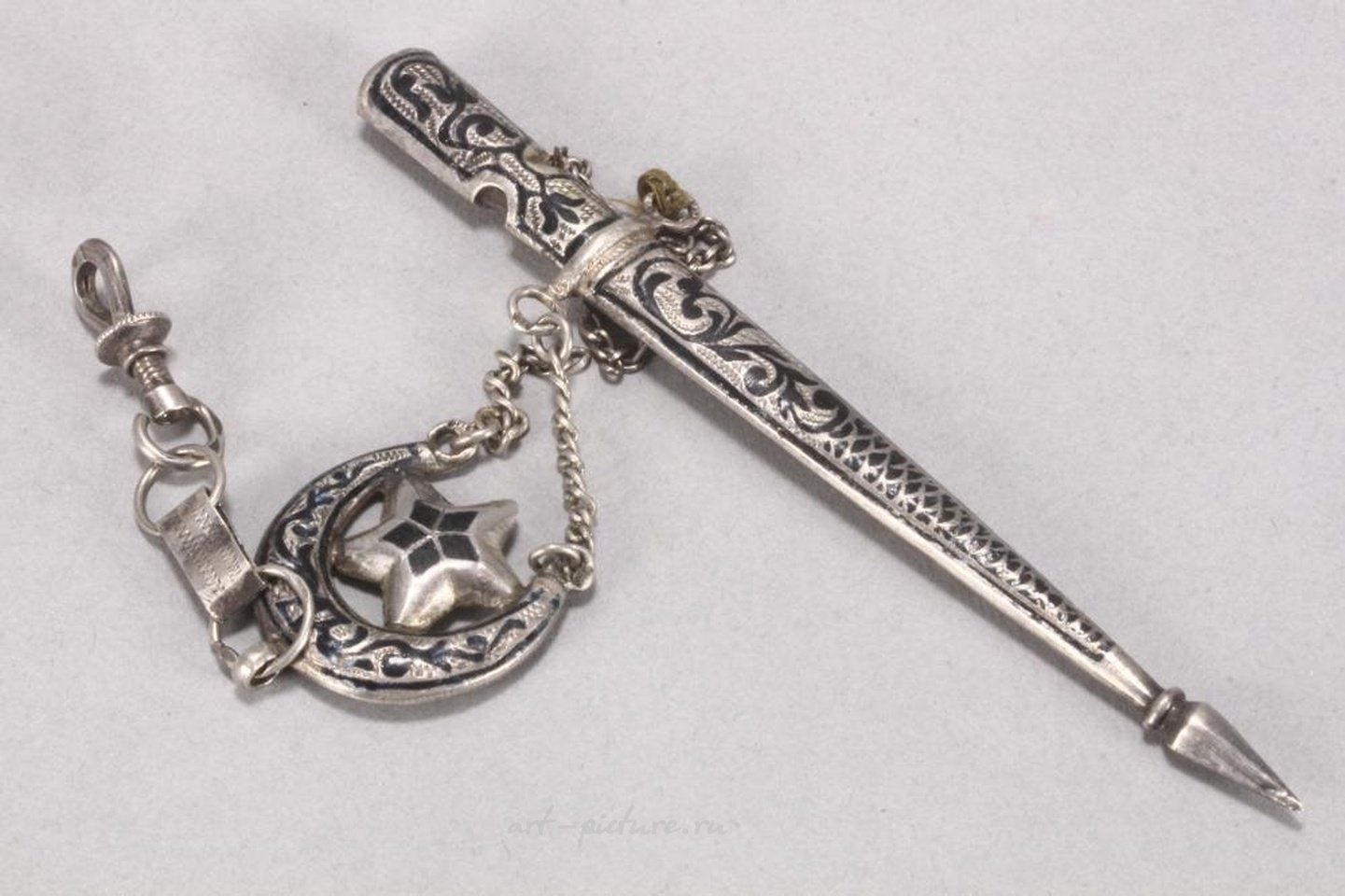 Русское серебро , Серебряная и ниелловая брошь с кавказским кинжалом.