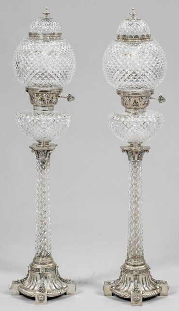 Пара больших декоративных ламп в имперском стиле с серебряной опорой и резными хрустальными стеклами.