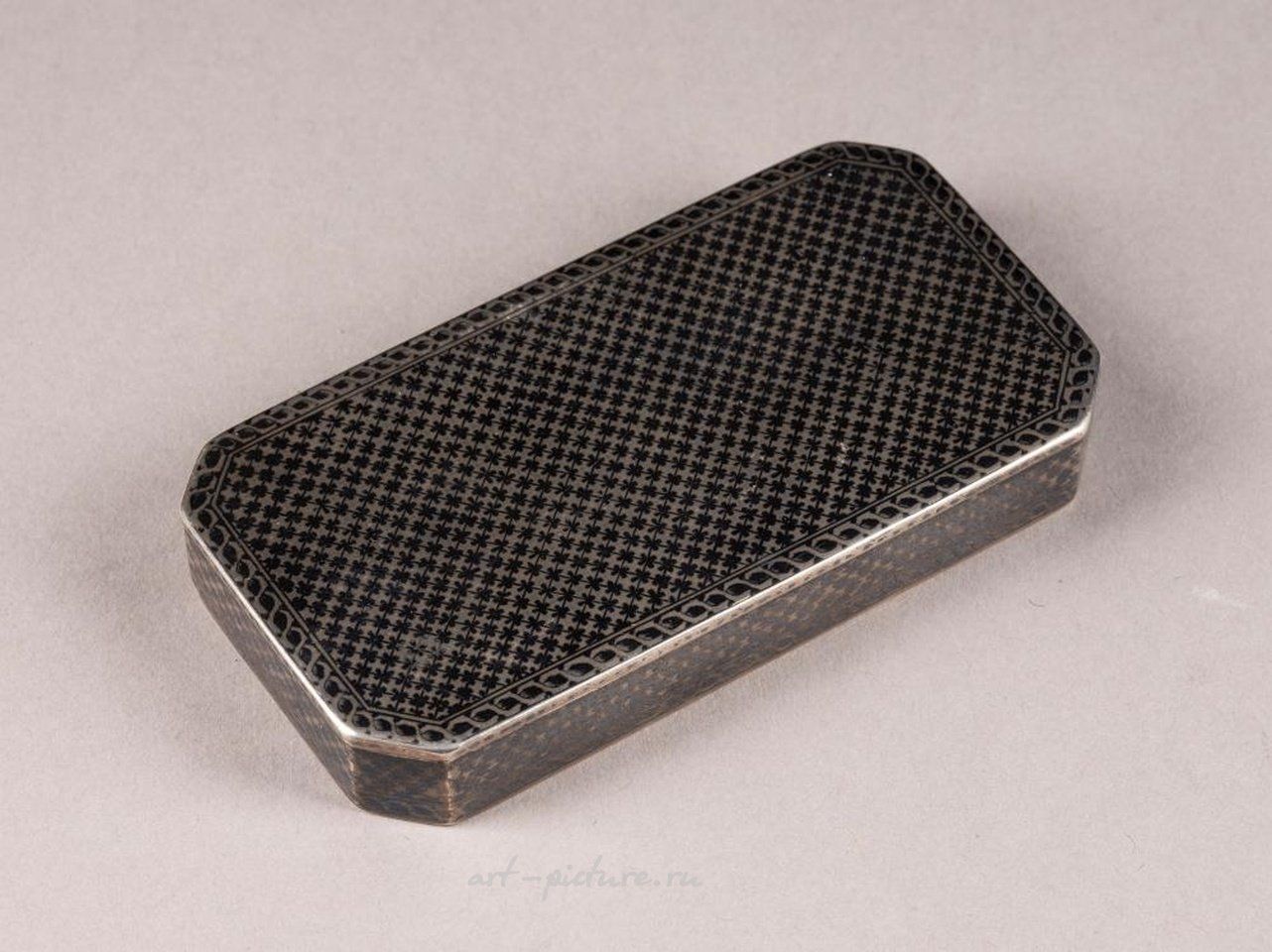 Russian silver , A SILVER AND NIELLO SNUFF BOX