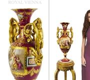 Фигурная ваза из королевского венского фарфора с росписью и подписью.