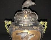 Японская ваза Коро (курительница) серебряная с цветной эмалью и золотым лаком, украшенная Сибаяма