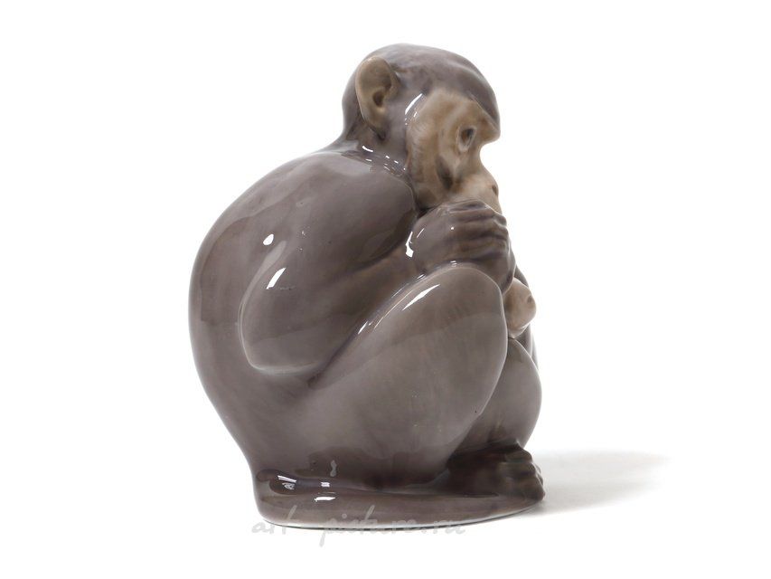 The translation of "Пара обезьян" into English is "A pair of monkeys."