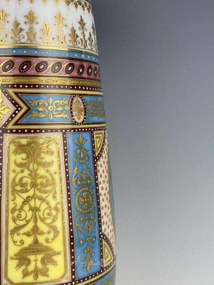 Royal Vienna , Фарфоровая ваза "Арт-нуво" из Вены, 1900 год, 14 дюймов, $3,000-4,000.