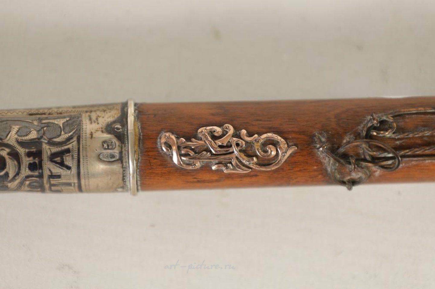 Русское серебро , Поздний 19 век. Серебряная трость с рукояткой, украшенной ниелло.