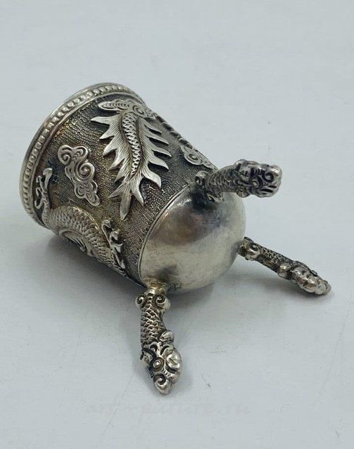 The translation of "Стопка серебряная Дракон" into English is "Silver stack Dragon."