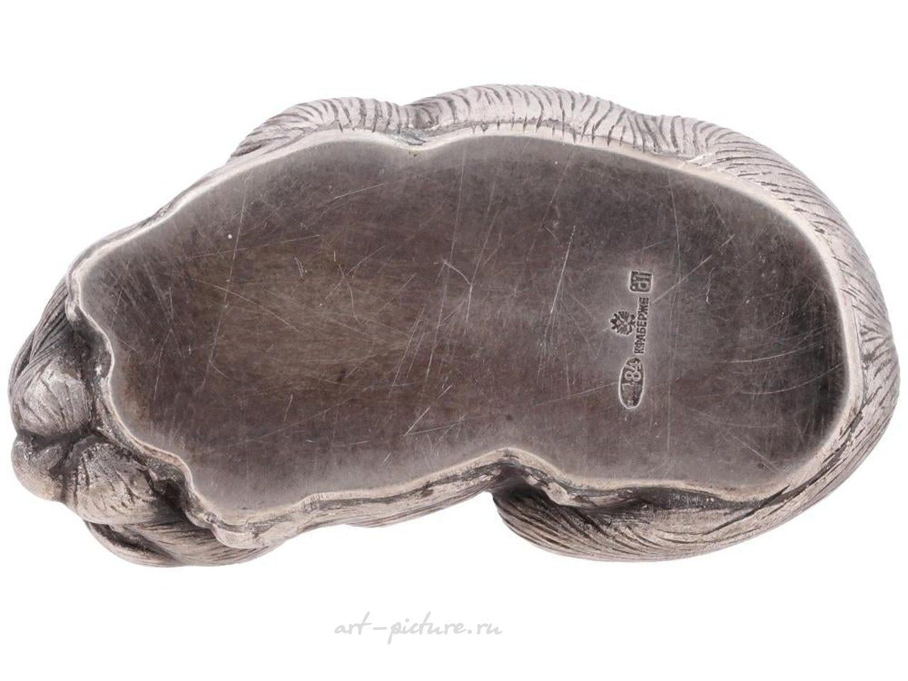 Русское серебро , Русская серебряная фигурка изготовлена в форме лежащей кошки.
