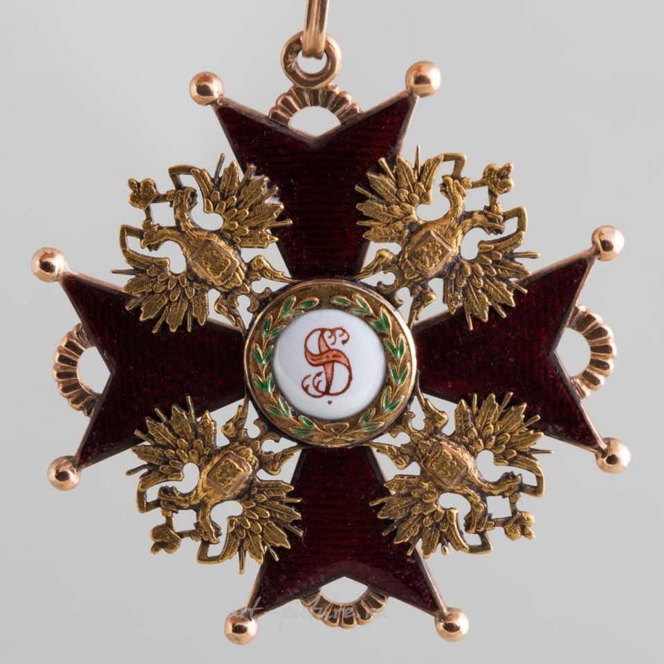Русское серебро , Группа из трех русских золотых и эмалированных орденов, пуговицы и серебряного и эмалированного ордена
