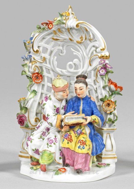 Китайская пара в беседке: фарфоровая группа с романтической сценой чтения книги