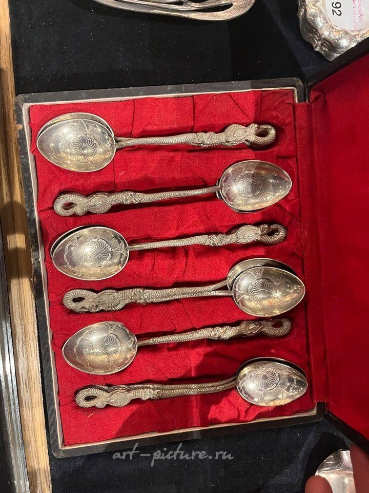 Русское серебро , Двенадцать маленьких серебряных чайных ложечек с узором