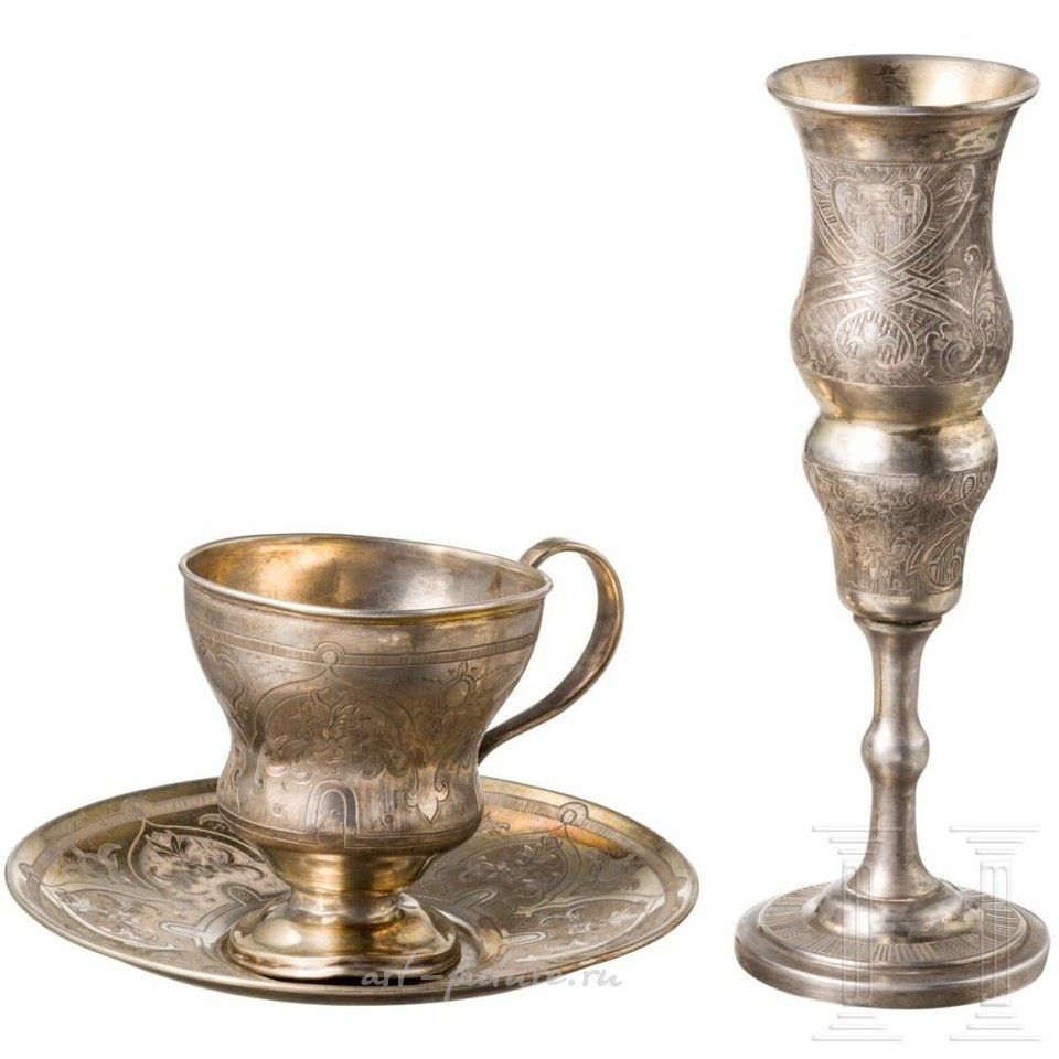 俄罗斯银 , 杯子和碟子镀金，装饰着精细雕刻的花朵。