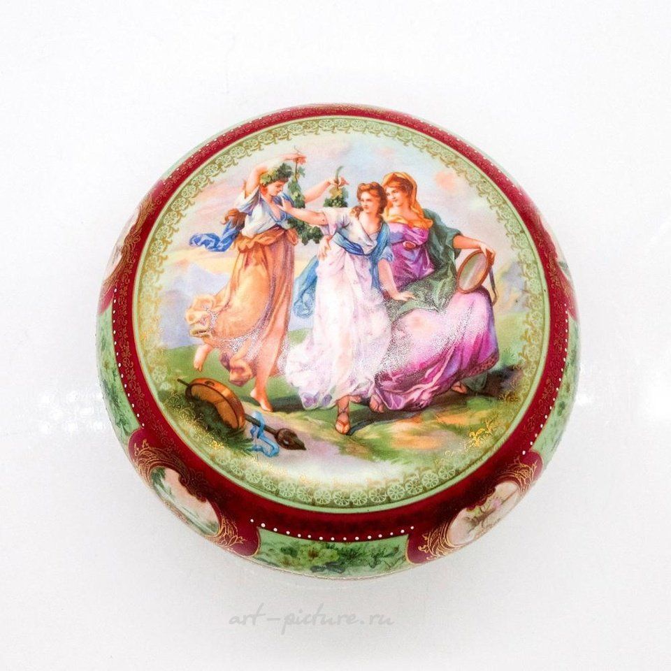 Royal Vienna , Фарфоровая шкатулка с изображением Трех граций и цветочными украшениями