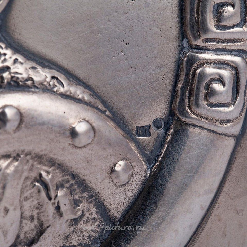Русское серебро , Редкая русская литая серебряная позолоченная сигарная коробка "Богатырь"