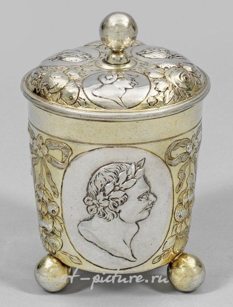 Большой барокковый серебряный кубок с позолотой и изображением императоров