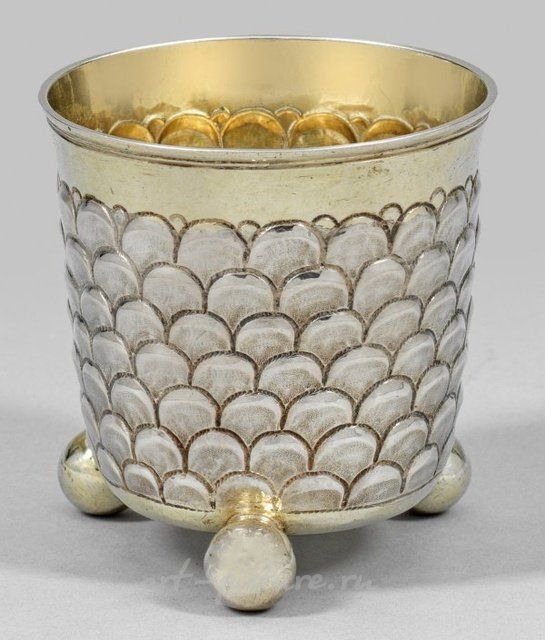Чашка из позолоченного серебра нюрнбергского мастера с декорацией в виде чешуи рыбы