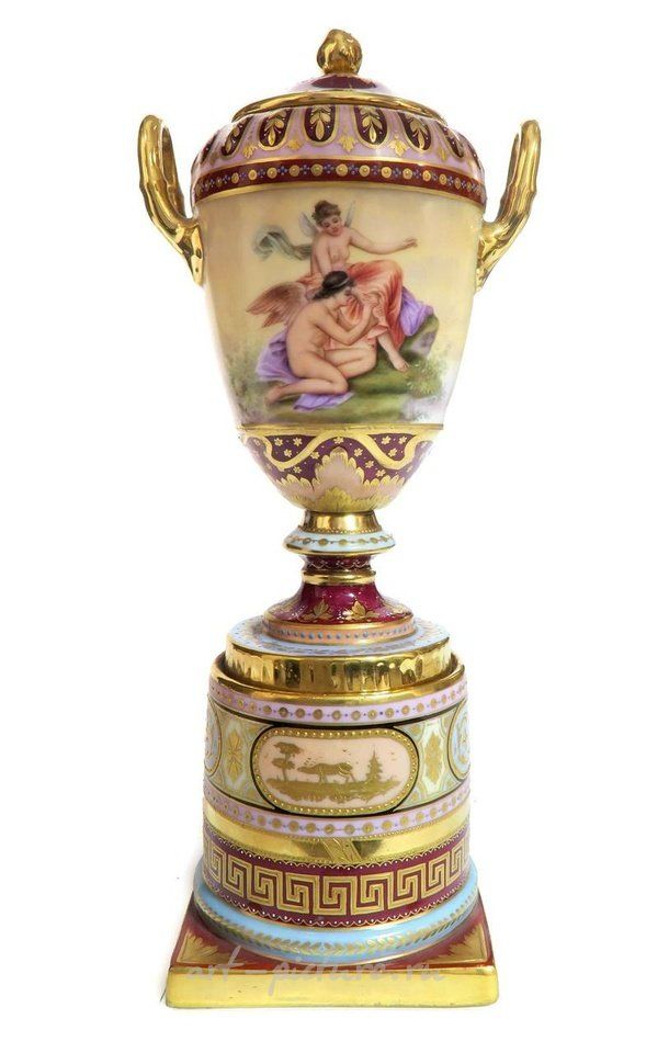 维也纳皇家瓷器 , 19世纪一对手绘的维也纳宫廷瓮／花瓶。