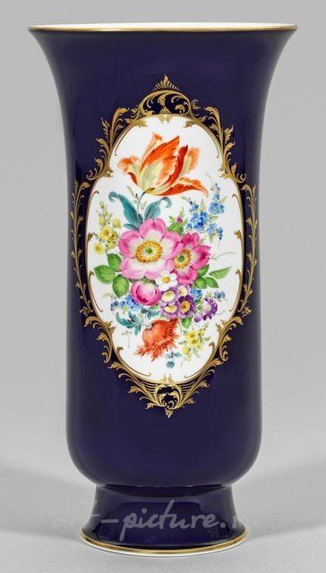 Декоративная ваза с цветочным украшением в стиле Мейссен