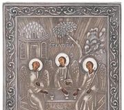 Серебряная окладная икона Святой Троицы в русском стиле