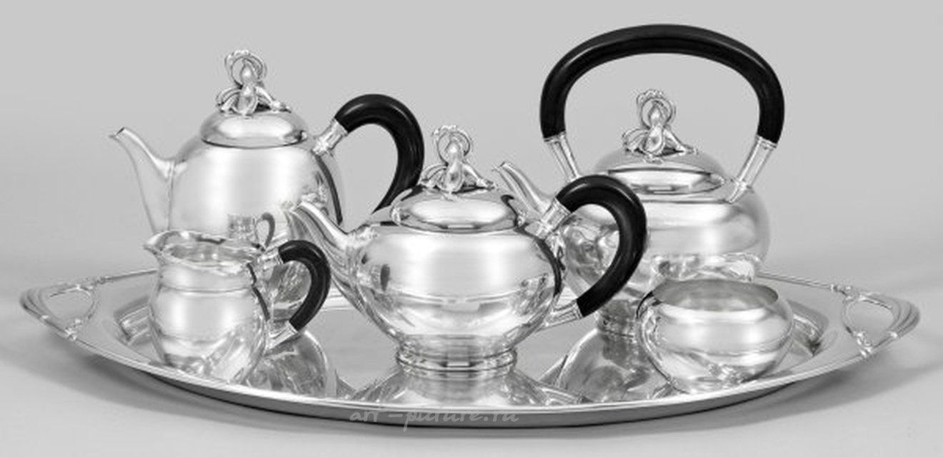 Обширный серебряный набор кофе и чая в стиле арт-деко