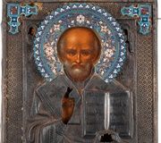Икона со святителем Николаем Мирликийским с серебряной окладом